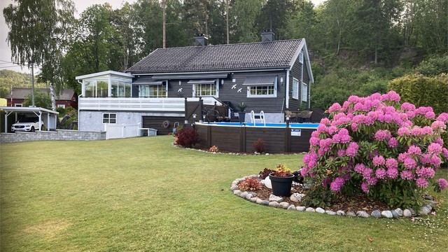 LYKELIG PÅ LANDET Om sommeren står blomster i hagen i full flor. Det er flere steder å oppholde seg på terrasser og i hagen.