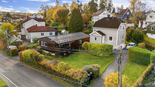 Frittliggende enebolig over to plan med skjermet tomt og etablert hage.
