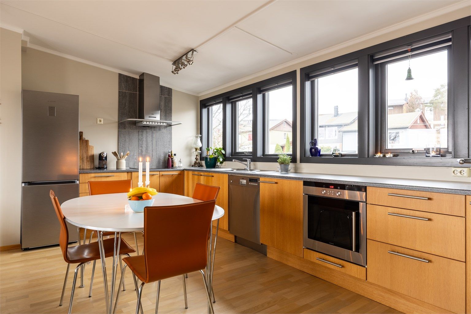 Moderne kjøkkeninnredning fra Ikea med integrert stekeovn, induksjonstopp og oppvaskmaskin.