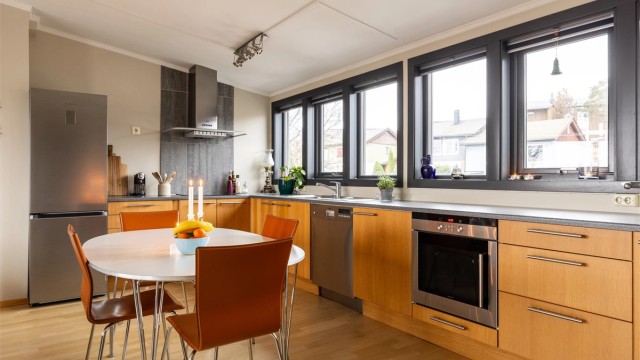 Moderne kjøkkeninnredning fra Ikea med integrert stekeovn, induksjonstopp og oppvaskmaskin.