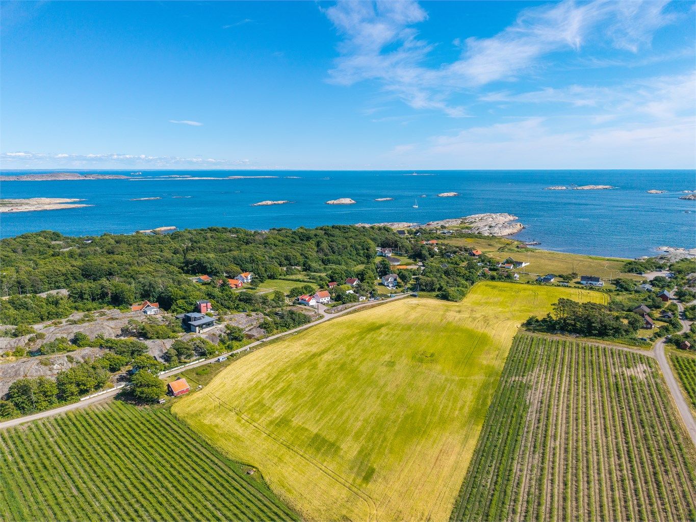 En beliggenhet som kombinerer ro og privatliv med nærhet til sommerparadiset Hvasser.