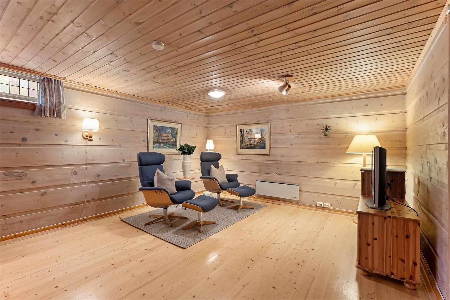 Innredet rom i kjelleren med tregulv og trepanel på vegger og himling. Det foreligger ikke dokumentasjon på godkjent bruksendring til rom for varig opphold.