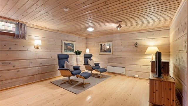 Innredet rom i kjelleren med tregulv og trepanel på vegger og himling. Det foreligger ikke dokumentasjon på godkjent bruksendring til rom for varig opphold.