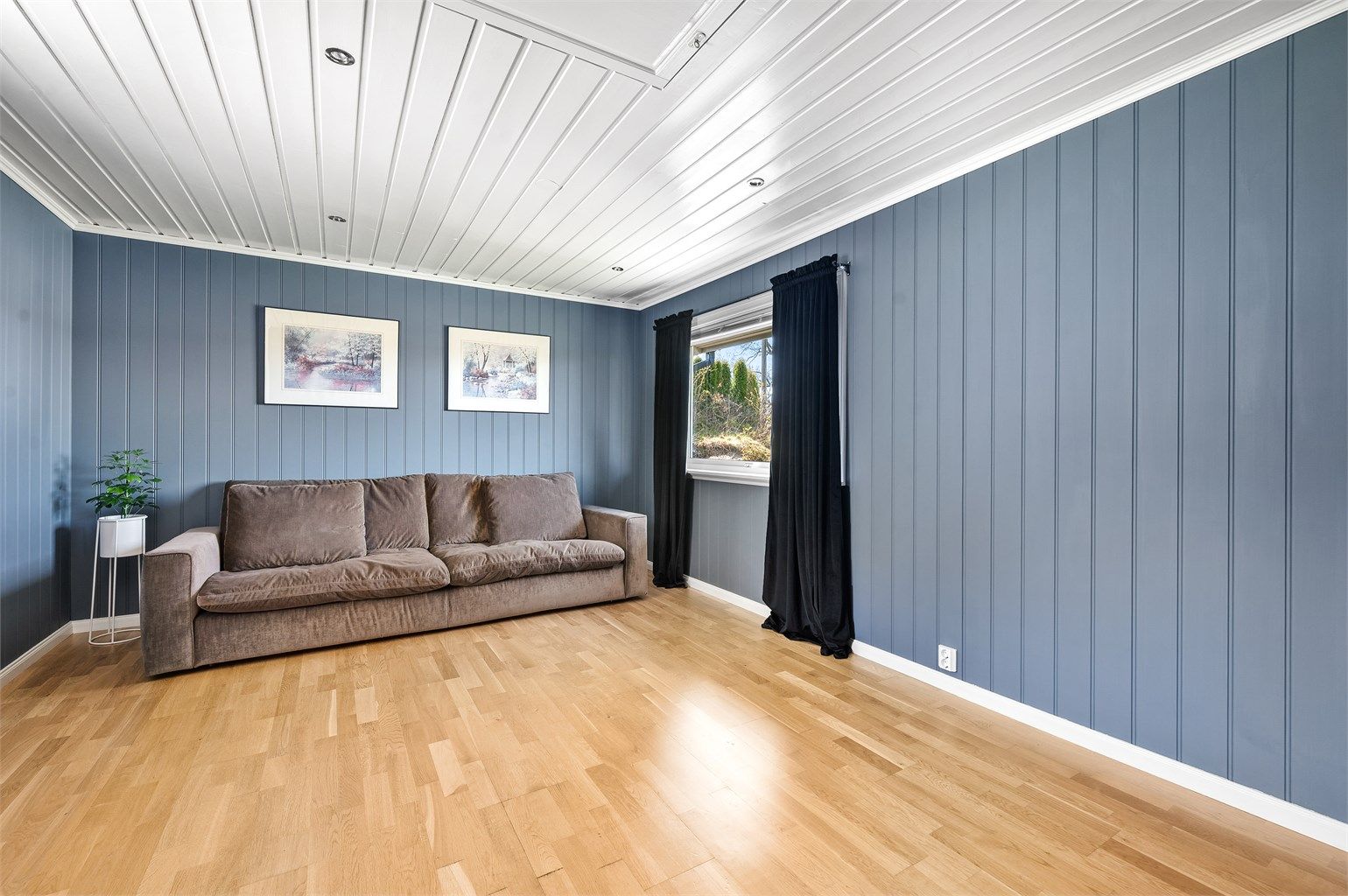 Utestue med loft som har god lagringsplass (det foreligger ikke dokumentasjon/godkjennelse for tiltaket og oppføring av denne).