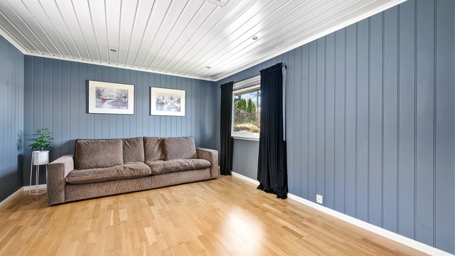 Utestue med loft som har god lagringsplass (det foreligger ikke dokumentasjon/godkjennelse for tiltaket og oppføring av denne).