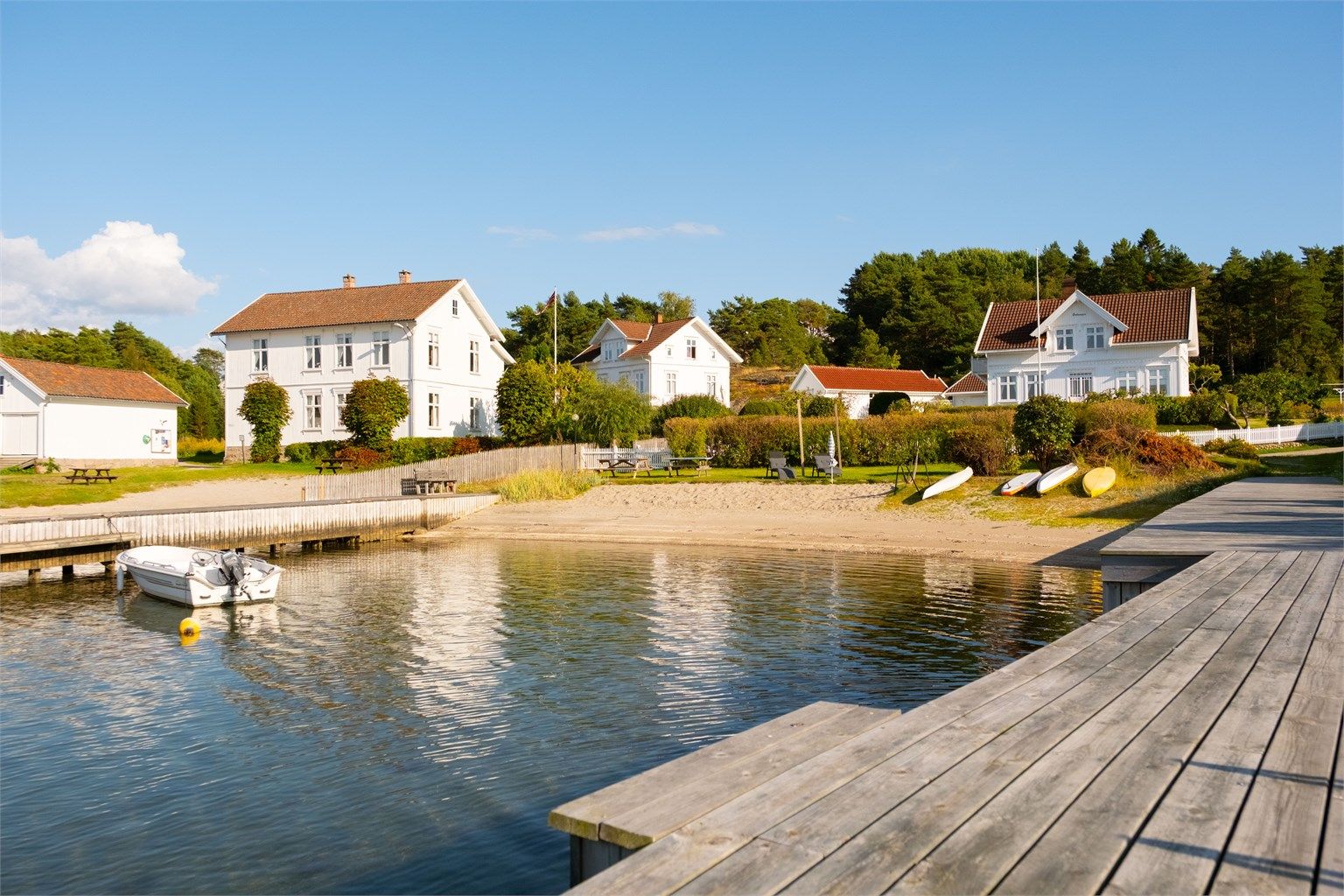 Maritim og historiefylt idyll i Buvika møter deg straks du er av fergen fra Skjærhalden.