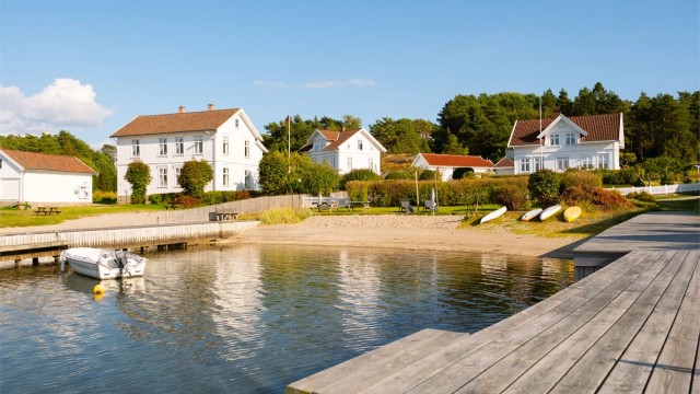 Maritim og historiefylt idyll i Buvika møter deg straks du er av fergen fra Skjærhalden.