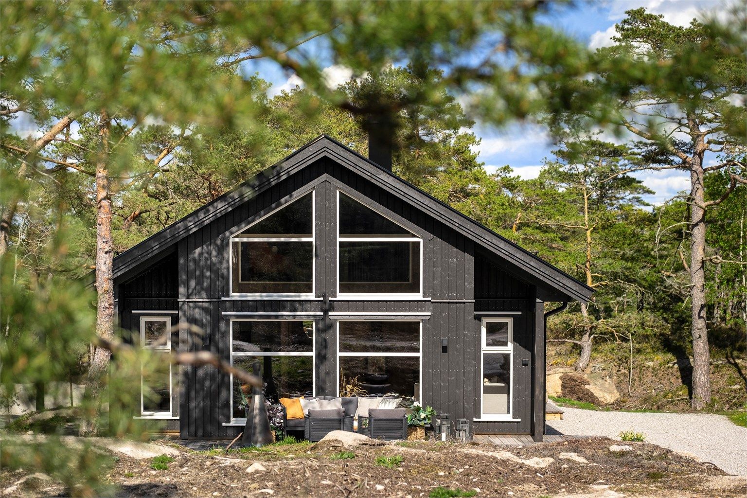 Skogsterrenget i omgivelsene er svært fredelig. Ute på den solfylte terrassen er du i nær kontakt med naturen.