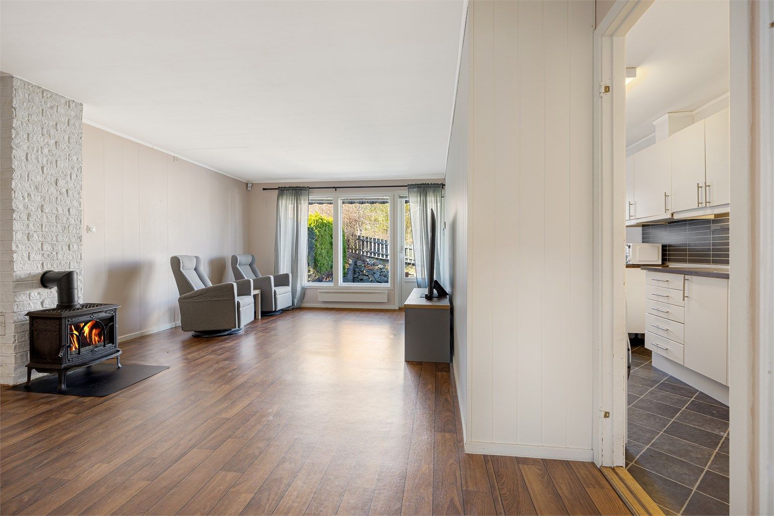 Stuen er boligens samlingspunkt, med god plass til både sittegruppe og spisebord.