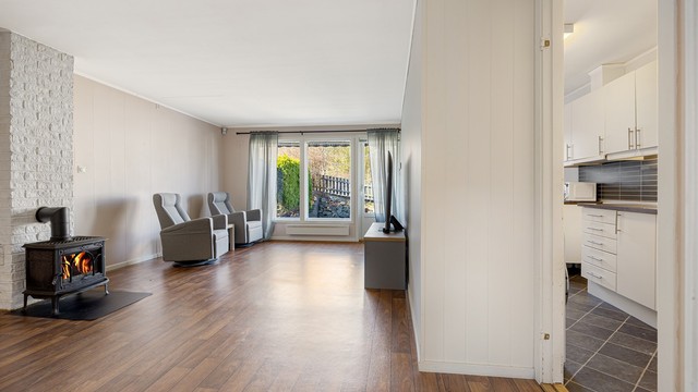 Stuen er boligens samlingspunkt, med god plass til både sittegruppe og spisebord.