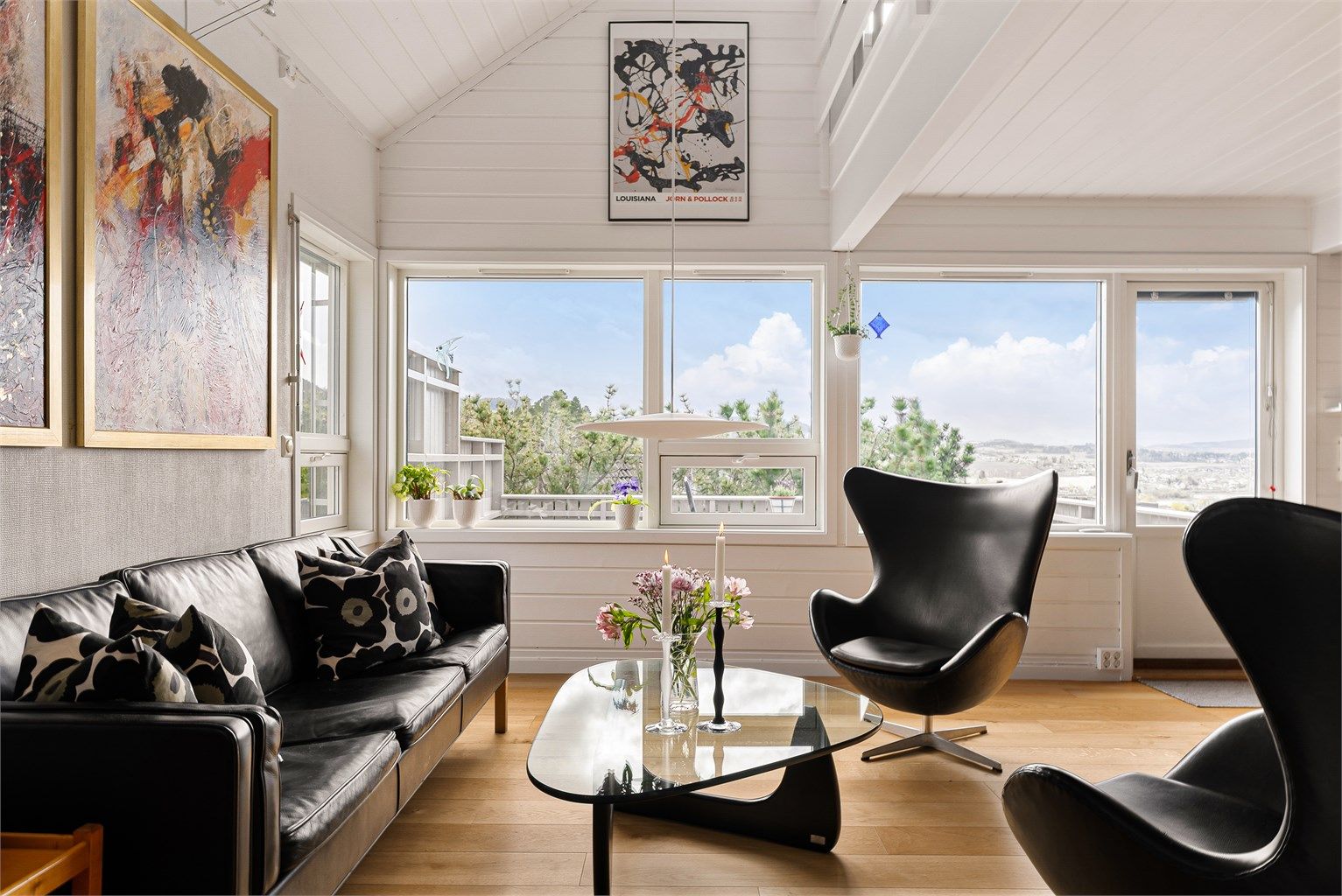 Den ekstra takhøyden skaper en luftig atmosfære og gir god romfølelse.