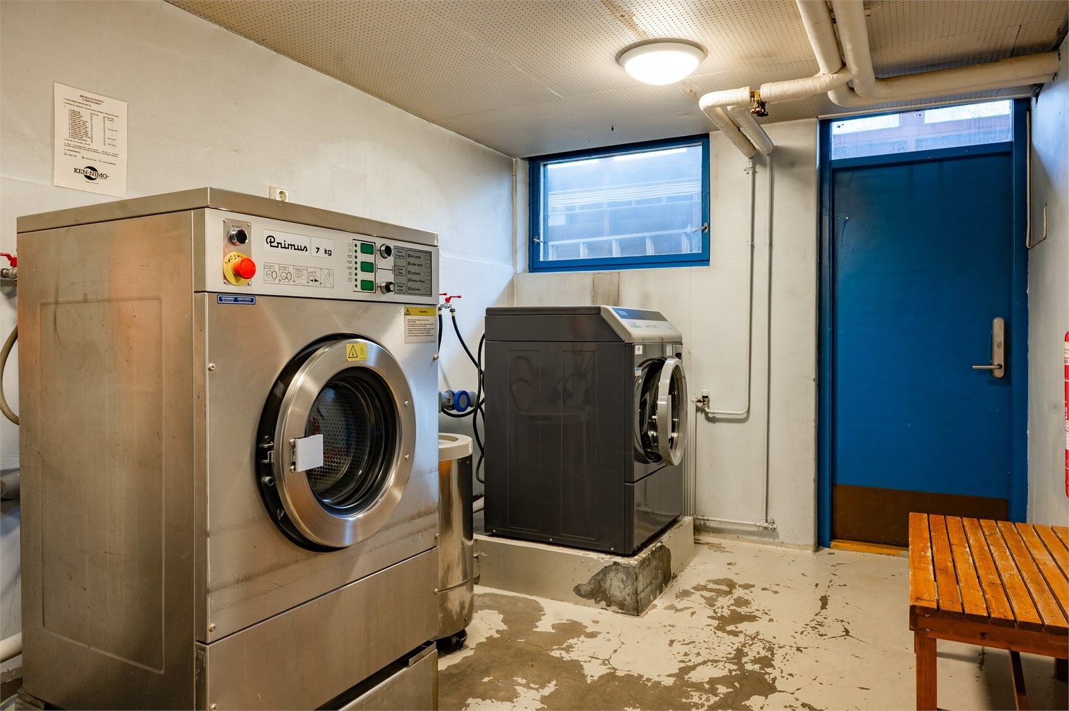 Vaskeri som kan benyttes ved behov. Det er for øvrig opplegg for vaskemaskin i leiligheten.