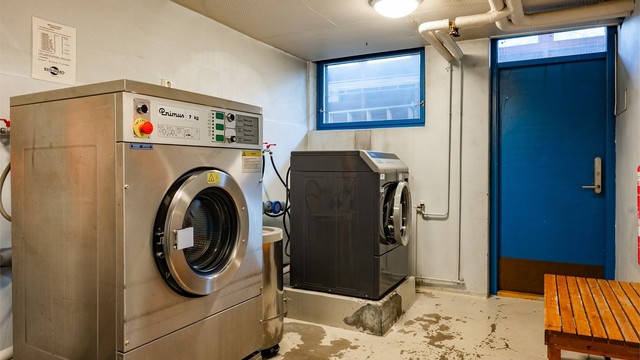 Vaskeri som kan benyttes ved behov. Det er for øvrig opplegg for vaskemaskin i leiligheten.