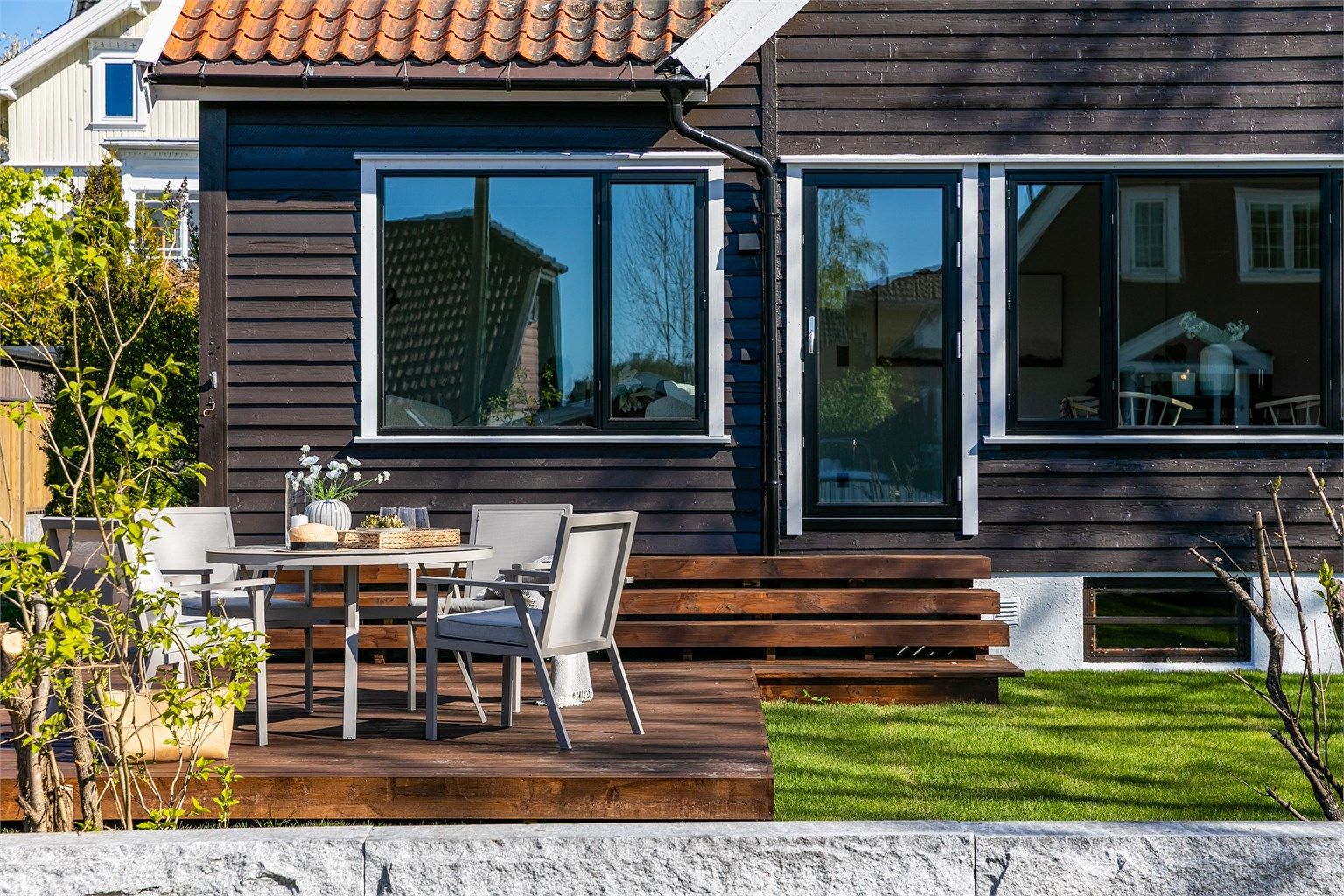 Nye vinduer og nye terrasse-/balkongdører er installert i både første og andre etasje. Kledningen er nymalt.