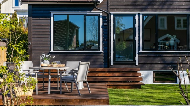 Nye vinduer og nye terrasse-/balkongdører er installert i både første og andre etasje. Kledningen er nymalt.