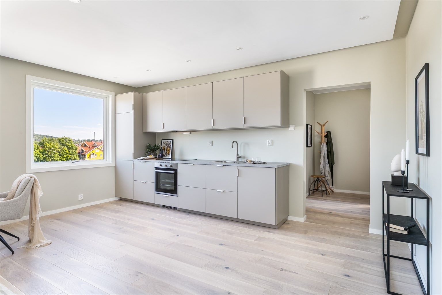 Leiligheten i sin helhet er pusset opp og betydelig modernisert i 2025. Kjøkkenet har nye hvitevarer integrert