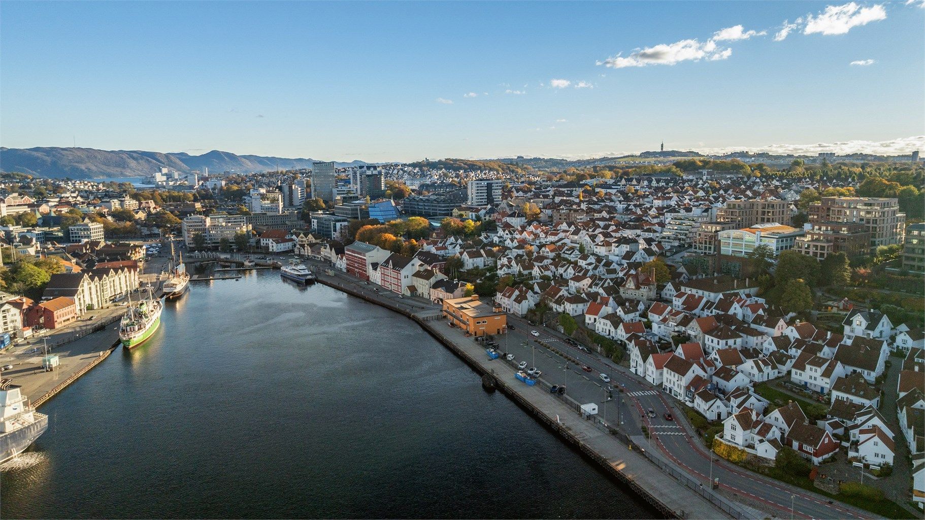 Boligen er beliggende sentralt i sjarmerende Gamle Stavanger, med utsikt til havnebasseng, by-øyene og vågen. 