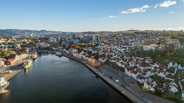 Boligen er beliggende sentralt i sjarmerende Gamle Stavanger, med utsikt til havnebasseng, by-øyene og vågen.