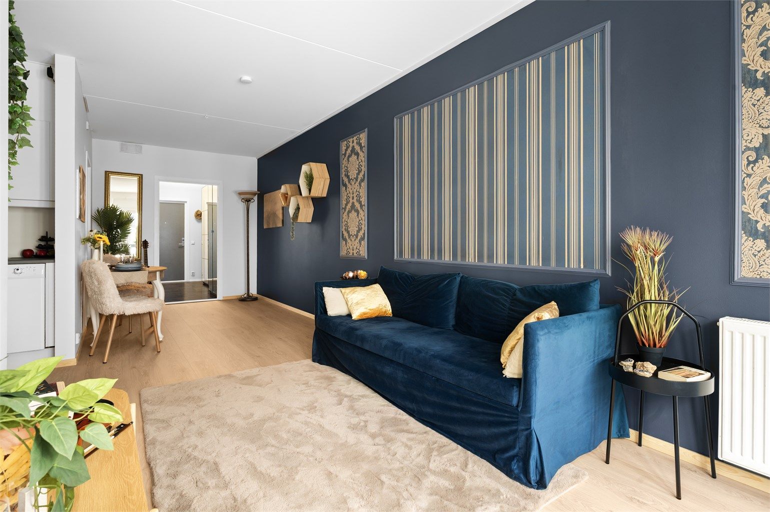 En lys og velholdt 3-roms med stilrene overflater og fransk balkong. Foto: Peter Futo/Cool Pics AS