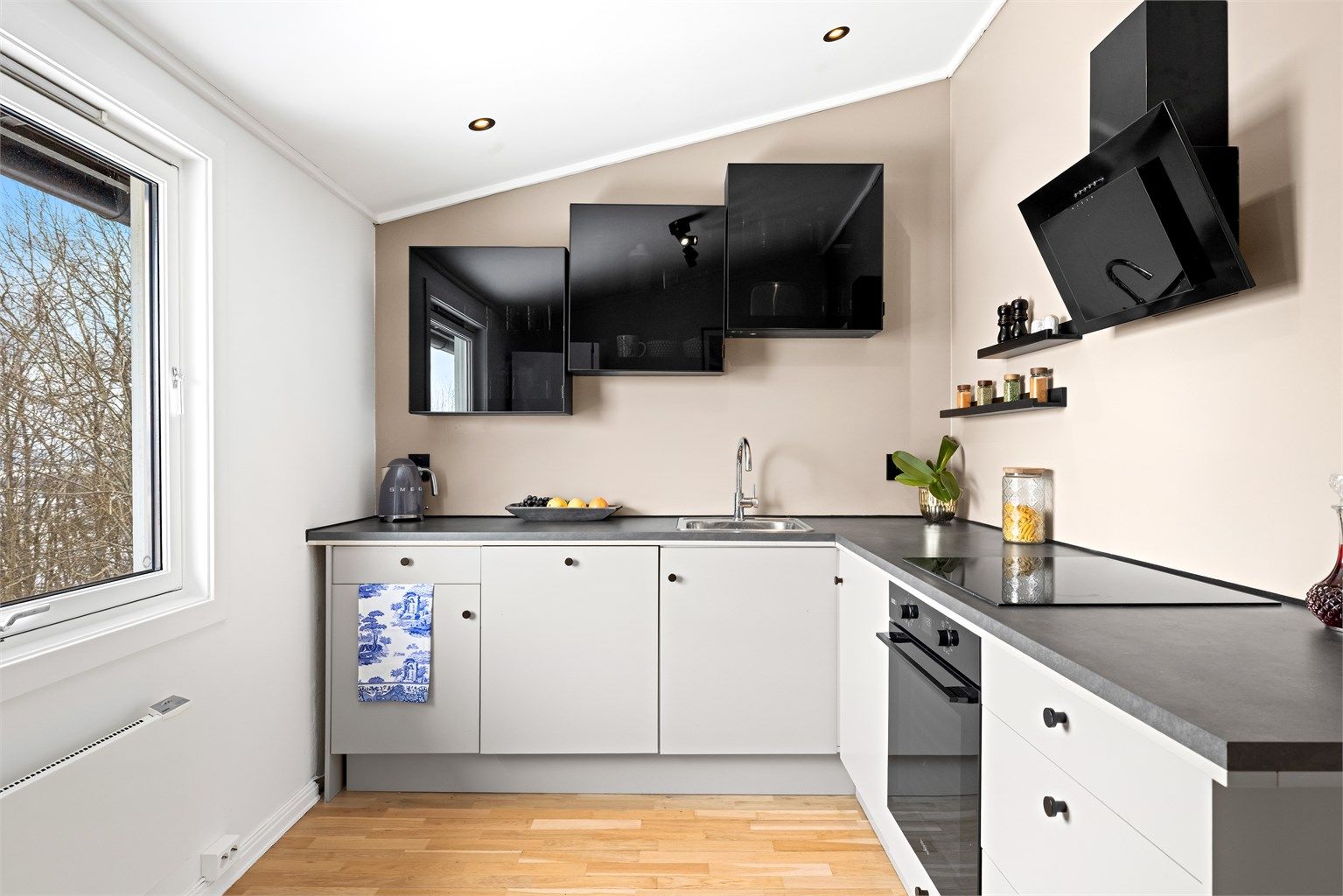 Leiligheten har et adskilt og moderne kjøkken fra Epoq fra 2023