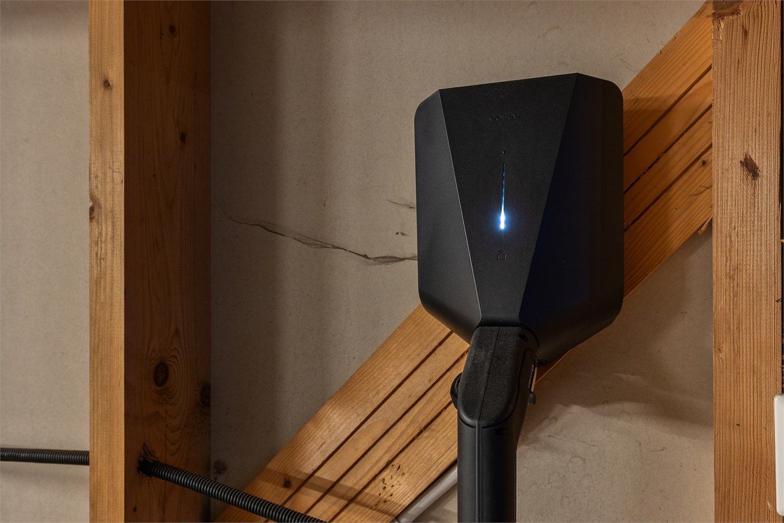 Lader for elbil i garasjen.