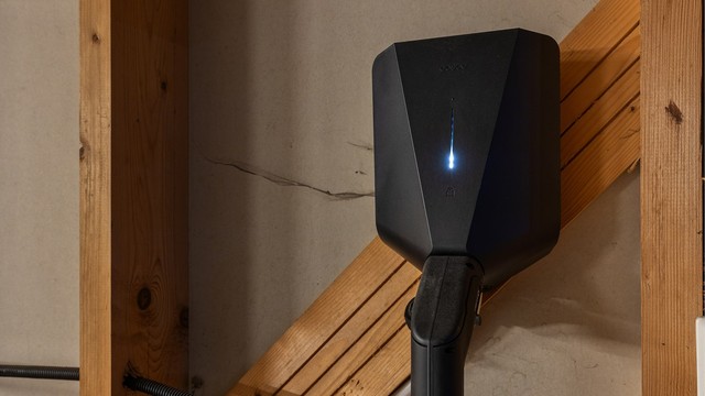 Lader for elbil i garasjen.