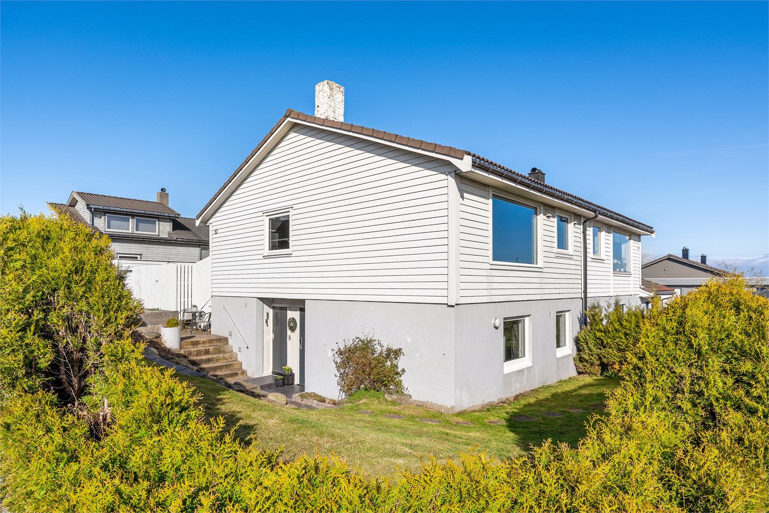 Velkommen til Rebakken 53 - en fin og innholdsrik familiebolig over to plan. 