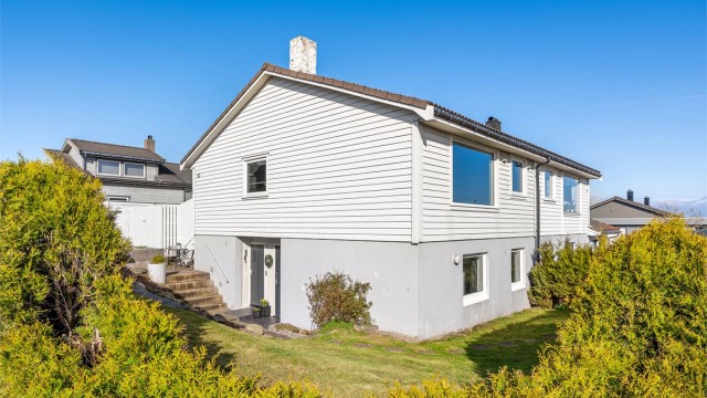 Velkommen til Rebakken 53 - en fin og innholdsrik familiebolig over to plan.