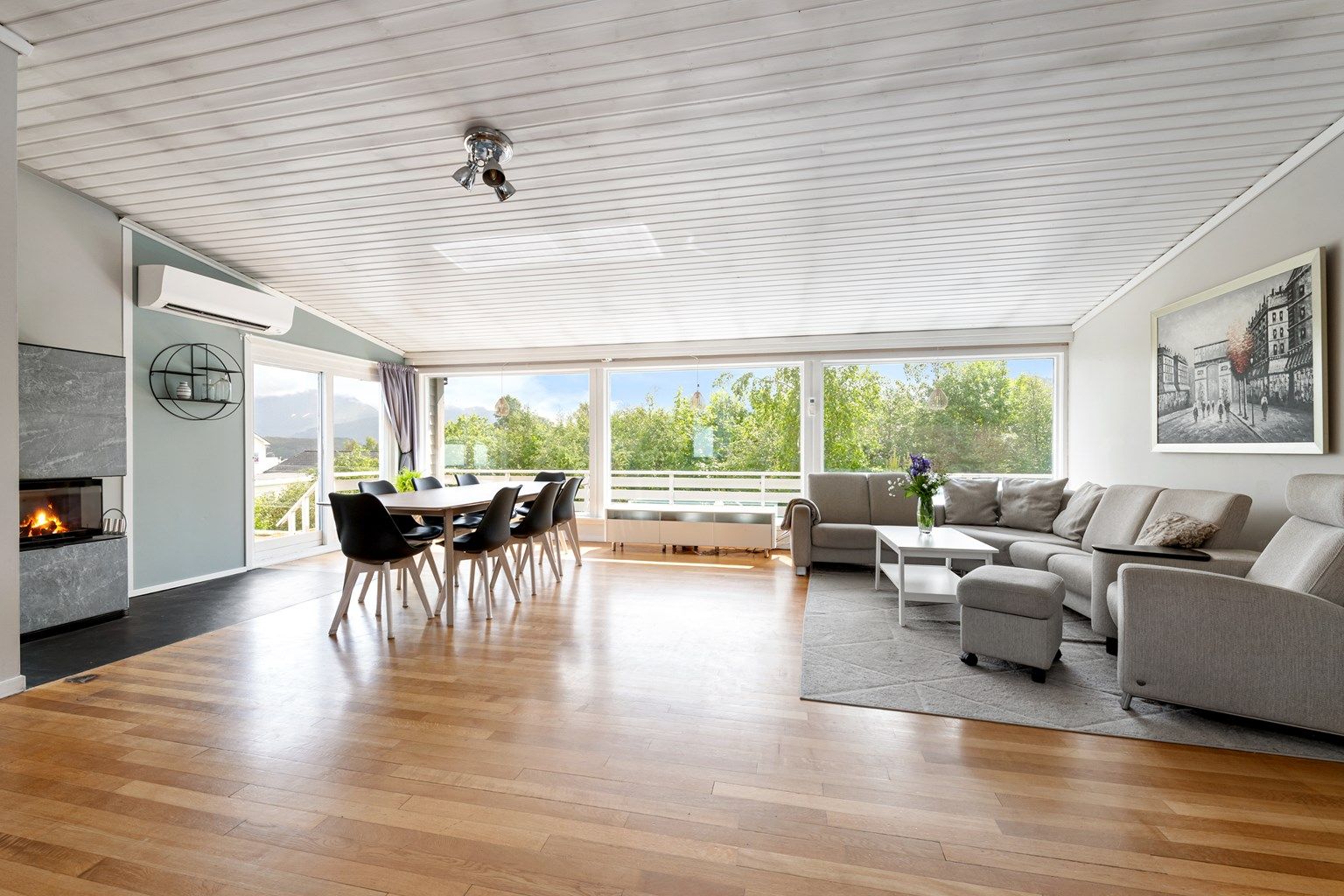 Stuen i hovedetasjen er stor og romslig og har godt med naturlig lysinnslipp fra stue vindusflater