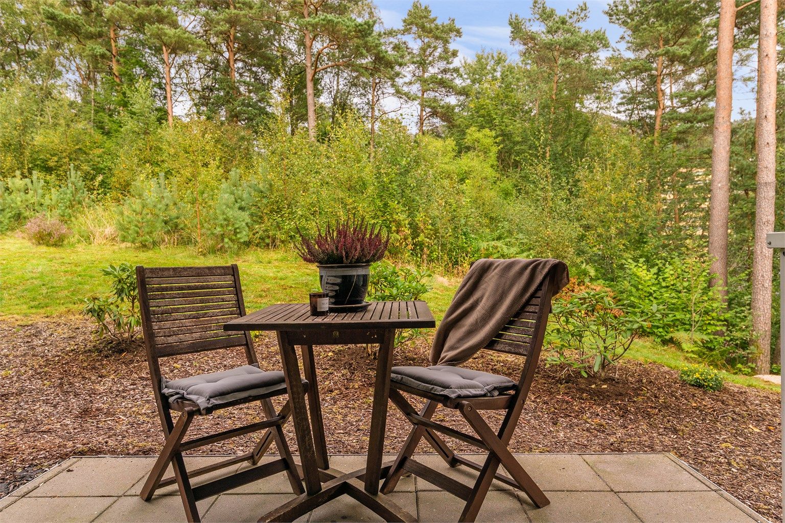 Koselig morgenplass ved inngangsdøren. Her kan man nyte både morgensol og fuglekvitter.