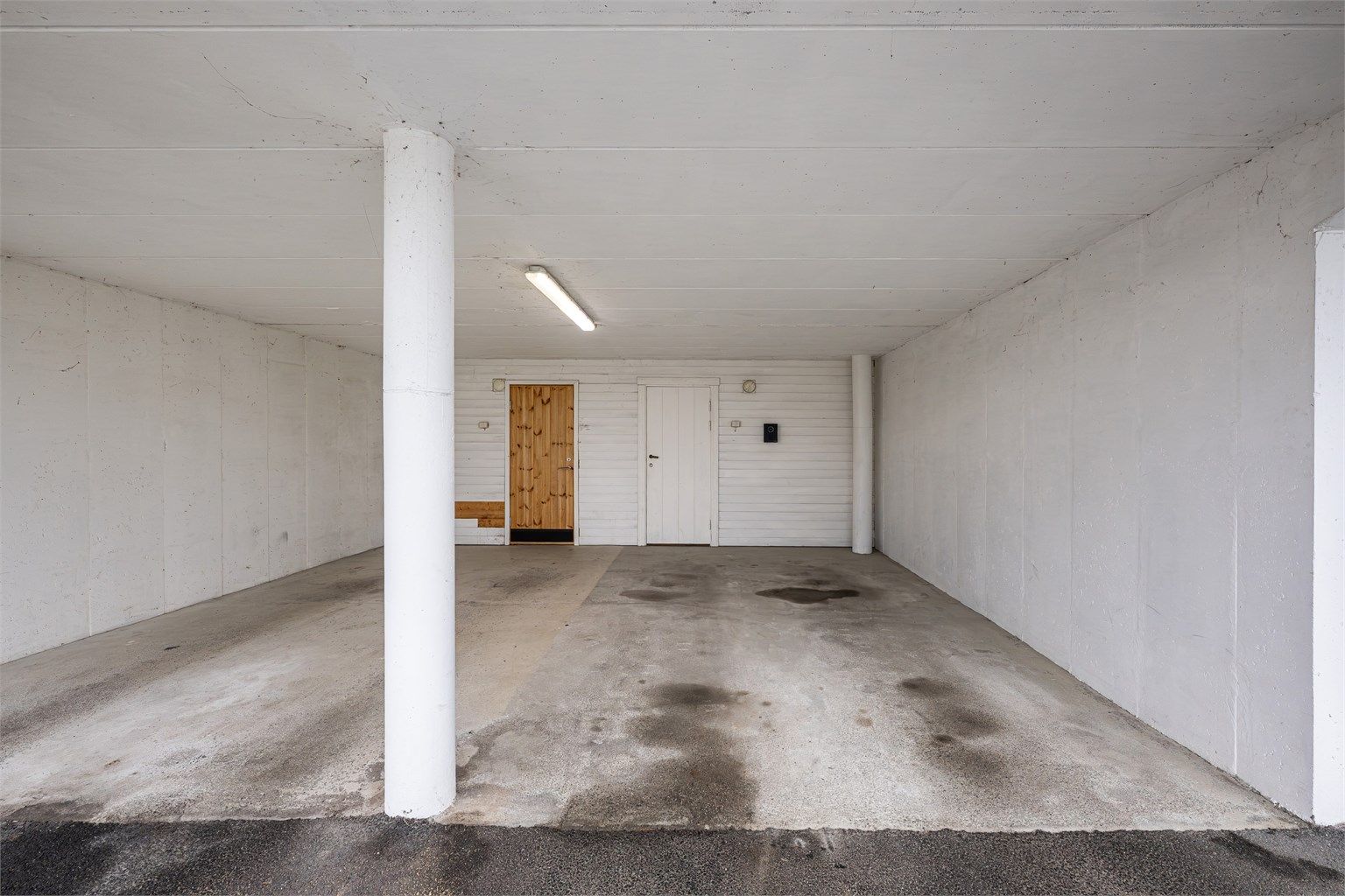 Egen parkeringsplass i carport plass med tilhørende bod i bakkant på 16 kvm. 