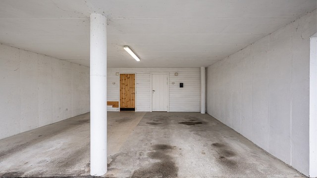 Egen parkeringsplass i carport plass med tilhørende bod i bakkant på 16 kvm.