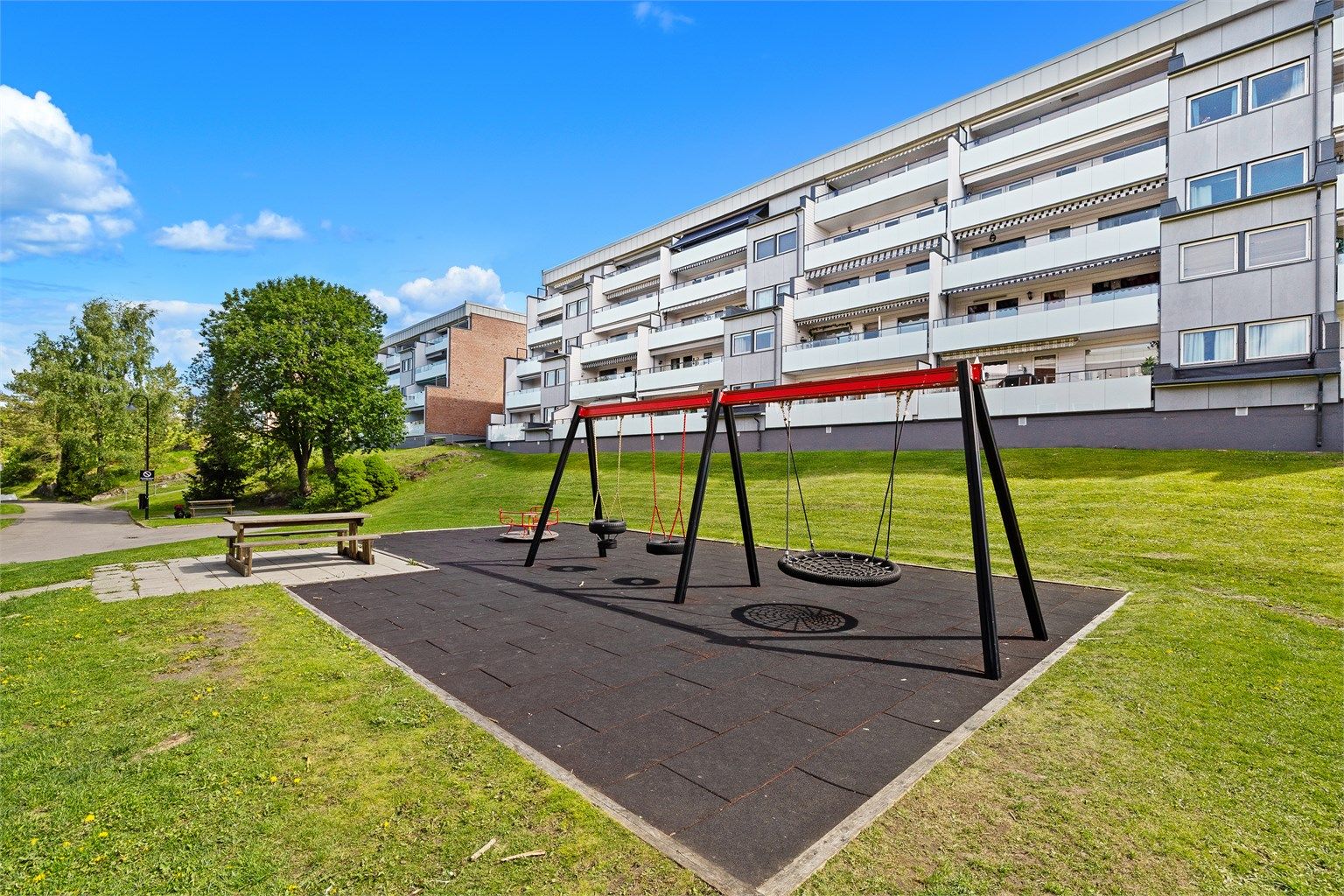 Området er svært barnevennlig med lekeplasser og trygge uteområder rett utenfor døren.