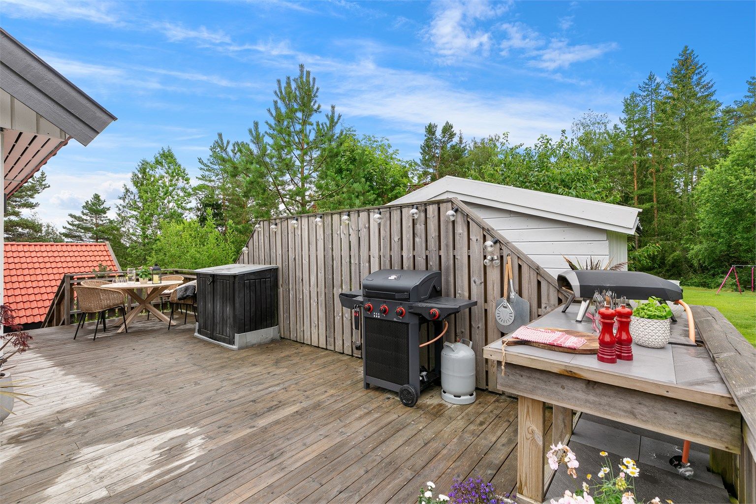 Egen grillstasjon og god plass til utemøbler.

