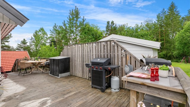 Egen grillstasjon og god plass til utemøbler.