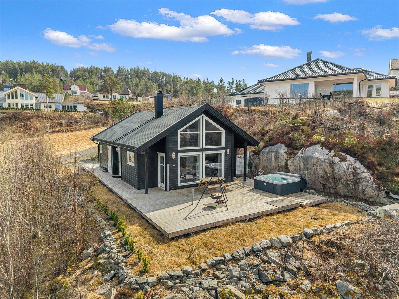 Fra hytta har du kort vei til fjorden og flere flotte badeplasser – perfekt for deg som elsker båtliv, bading, padling eller rolige dager på brygga.
