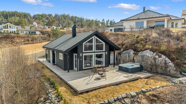 Fra hytta har du kort vei til fjorden og flere flotte badeplasser – perfekt for deg som elsker båtliv, bading, padling eller rolige dager på brygga.