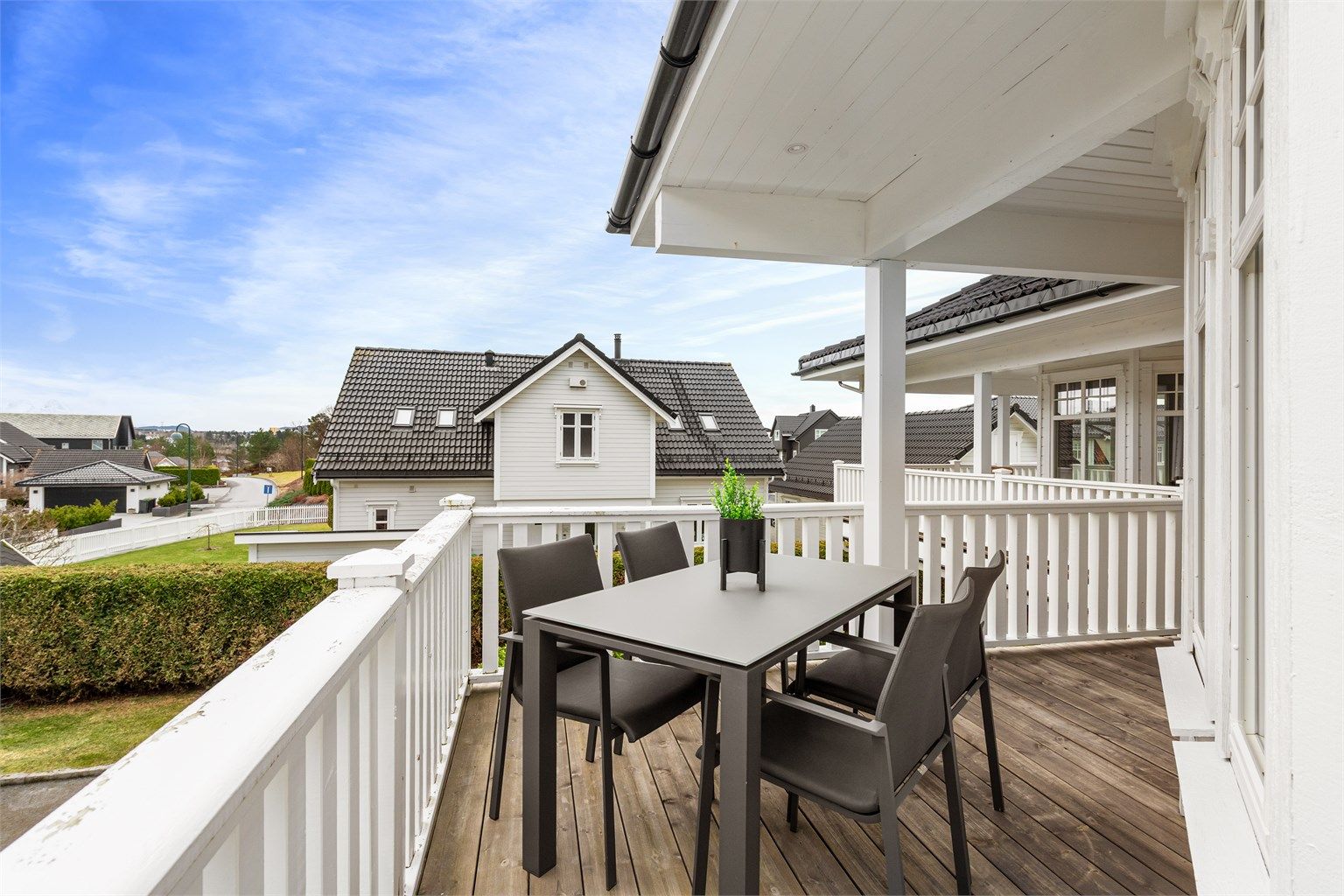 Stor overbygd terrasse i 2. etasje med utsikt over nærområdet