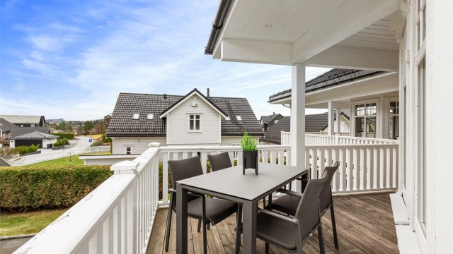Stor overbygd terrasse i 2. etasje med utsikt over nærområdet