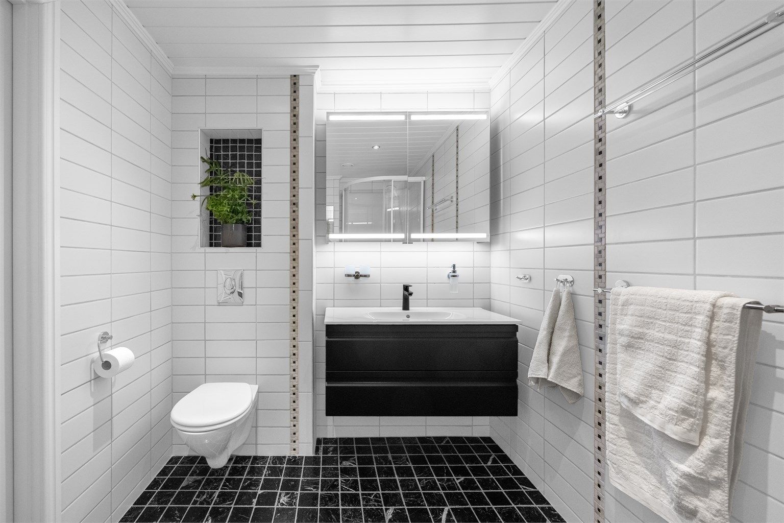Badet har gulvvarme og gode oppbevaringsmuligheter - (TG 3 er satt på rommet etter helhetsvurdering)