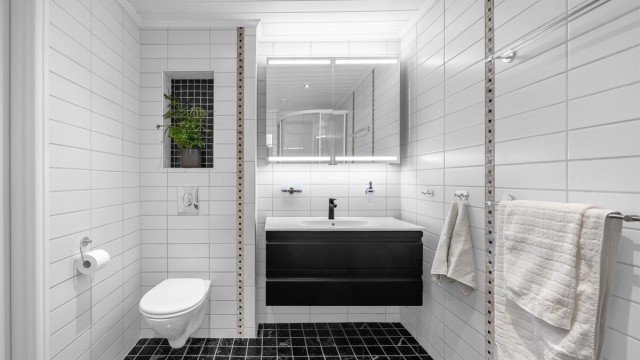 Badet har gulvvarme og gode oppbevaringsmuligheter - (TG 3 er satt på rommet etter helhetsvurdering)