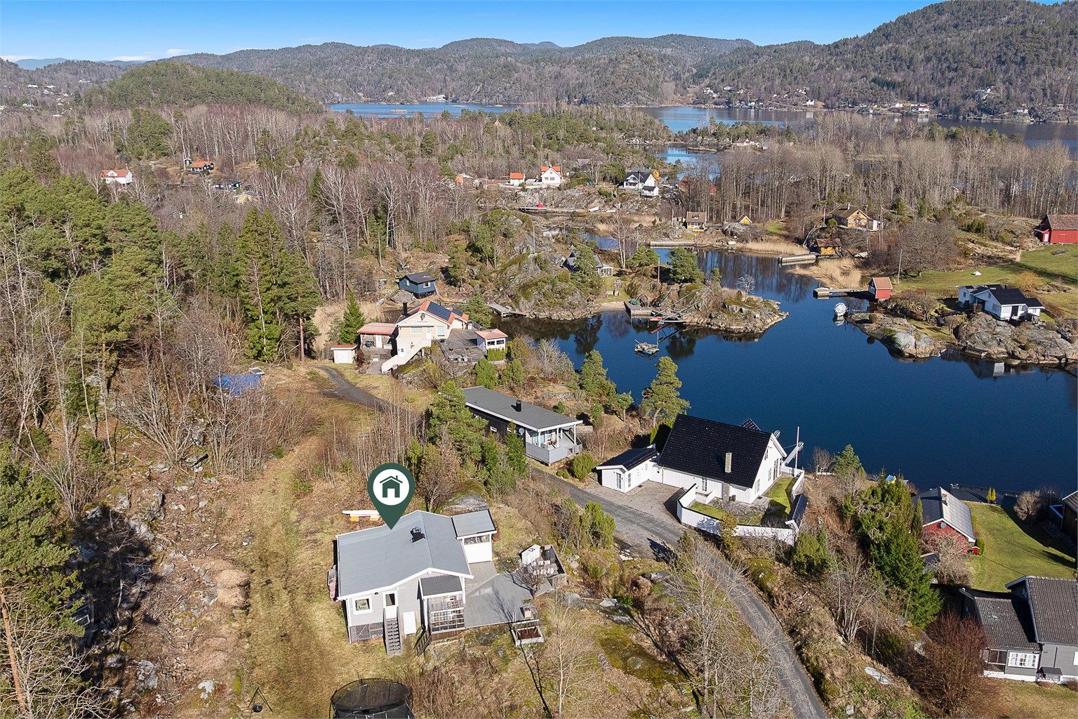 Skjærgården i området er variert og vakker og i umiddelbar nærhet er det mange koselige sund et eldorado for båtturer eller padling med kajak.