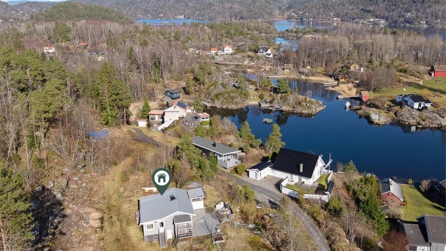 Skjærgården i området er variert og vakker og i umiddelbar nærhet er det mange koselige sund et eldorado for båtturer eller padling med kajak.