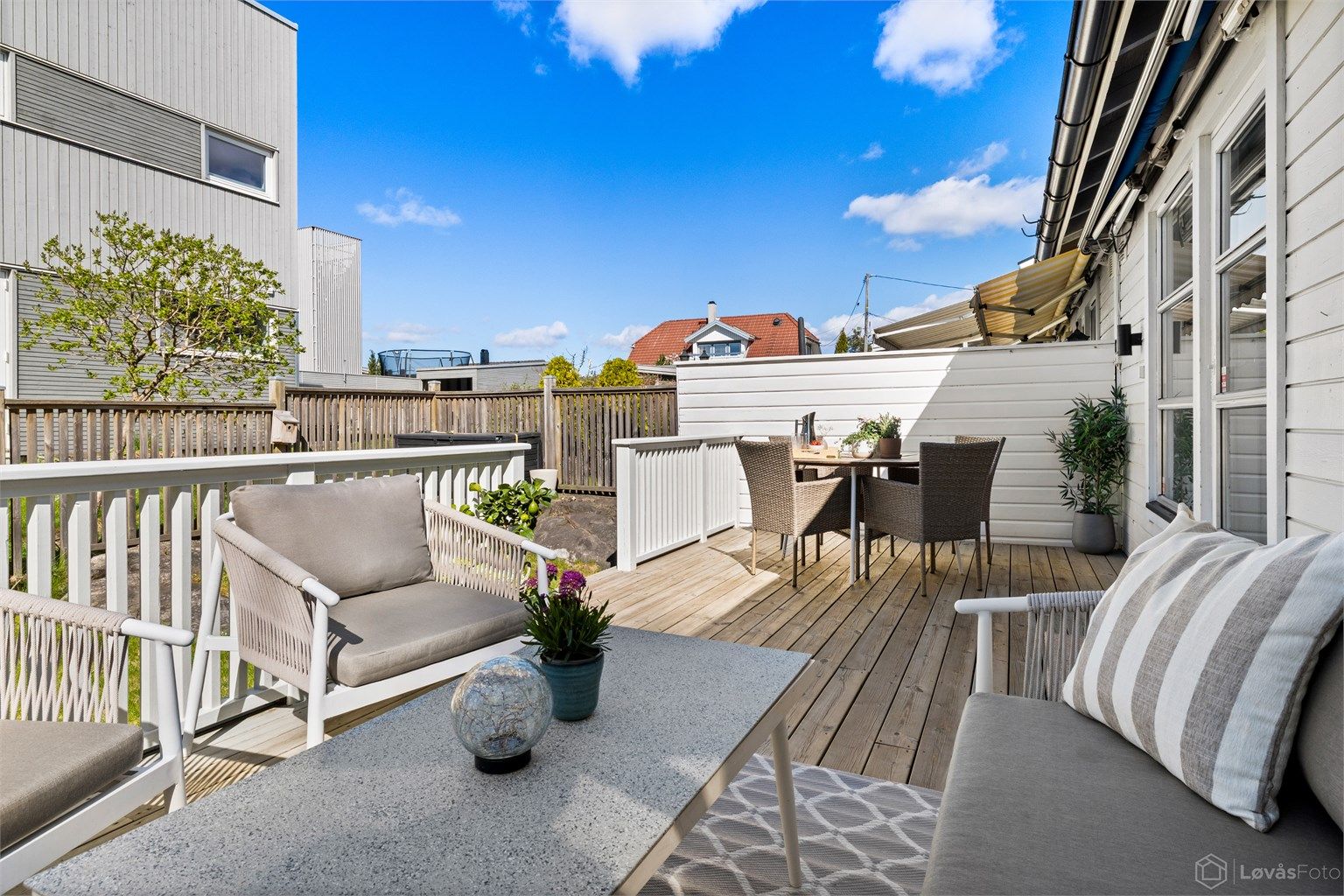 Terrassen er delvis skjermet, noe som gir en lun og privat uteplass.