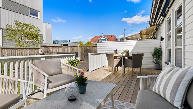 Terrassen er delvis skjermet, noe som gir en lun og privat uteplass.