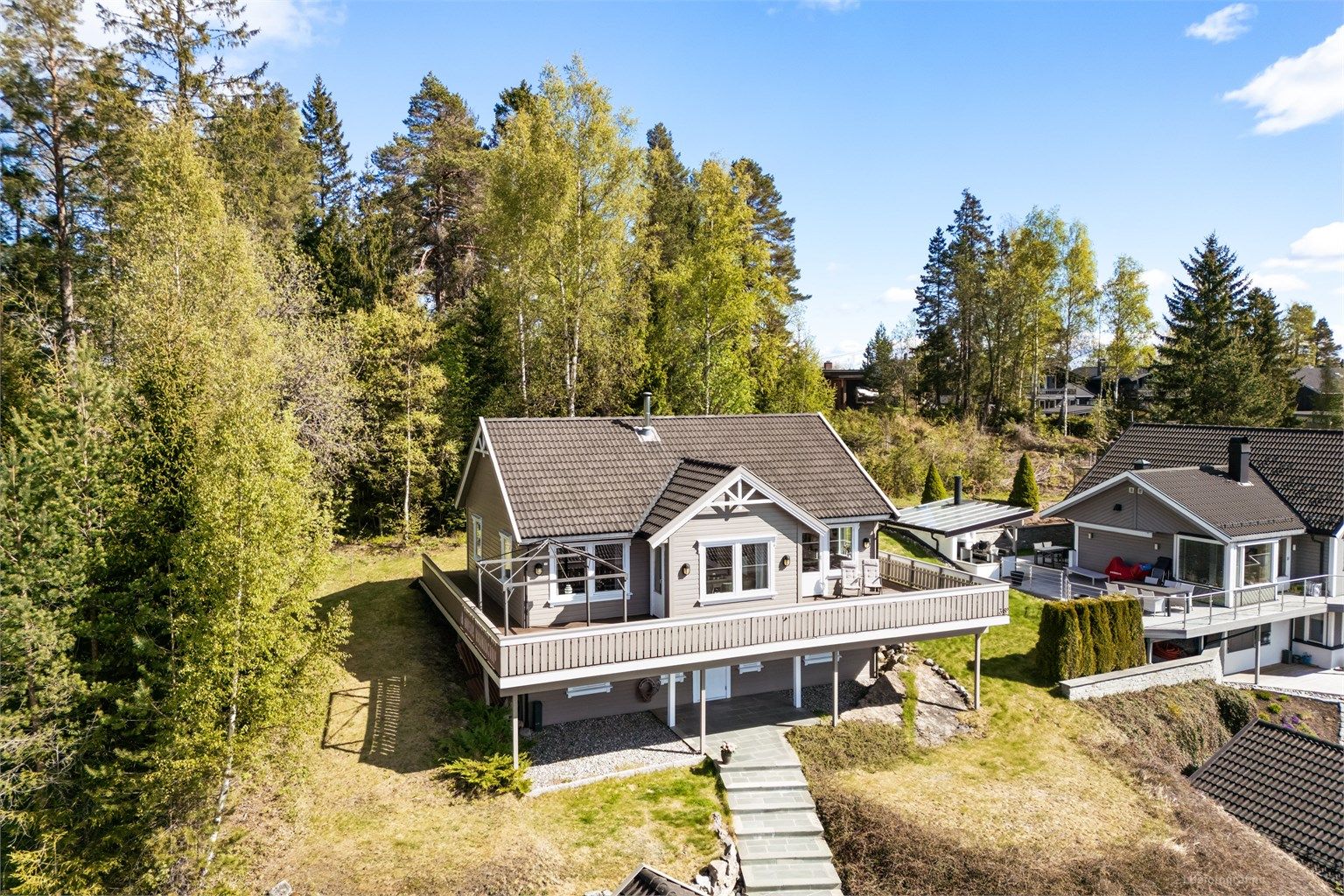 Til eiendommen hører en frittstående garasje med lagringsloft og installert elbillader fra 2017.