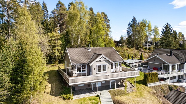Til eiendommen hører en frittstående garasje med lagringsloft og installert elbillader fra 2017.