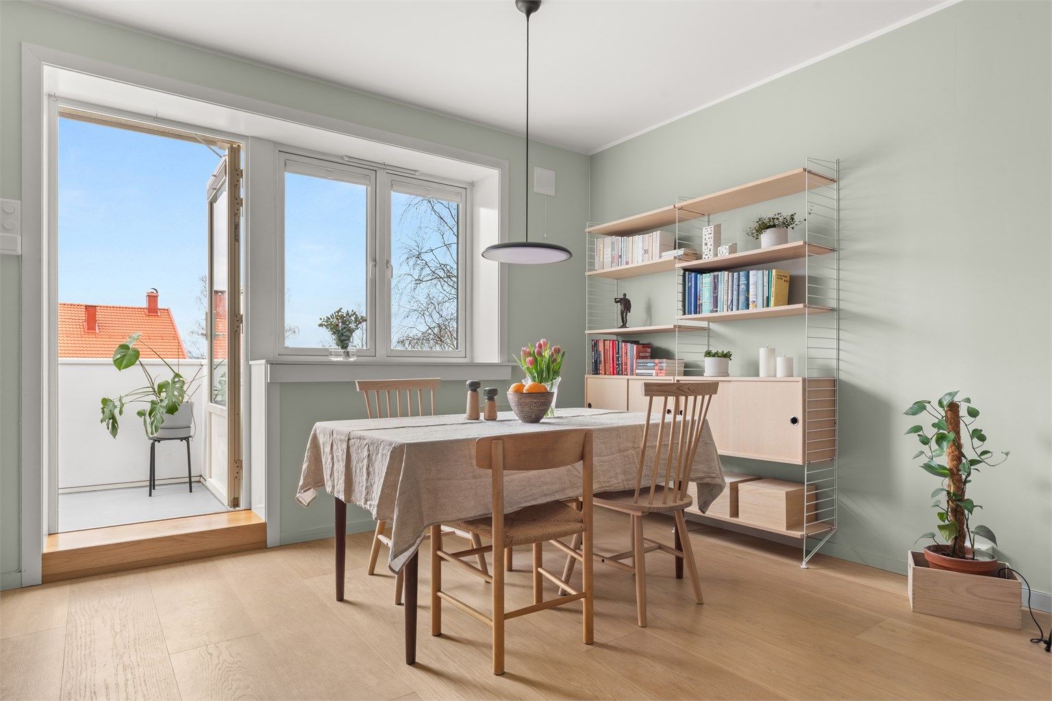 Leiligheten ligger høyt og fritt med flott utsikt og med gode lysforhold. Videre ble leiligheten i sin helhet pusset opp i 2021 og holder derav gjennomgående høy standard. 