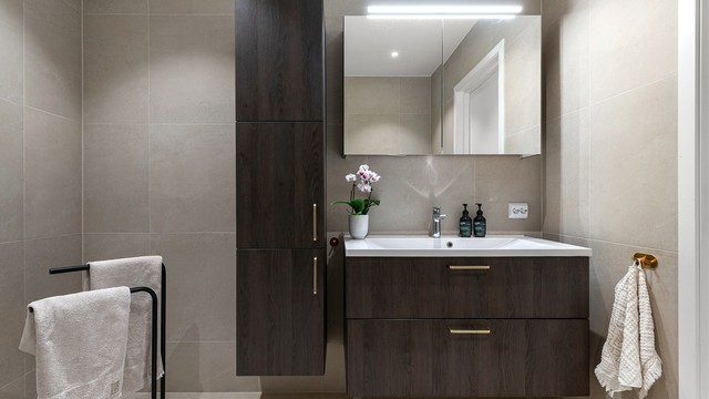 Baderomsinnredningen består av servantskap, speilskap med belysning og et praktisk, vegghengt høyskap