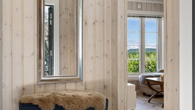 Annekset er oppført i samme stil og materialbruk som hovedhytta og fremstår som en naturlig del av eiendommen.